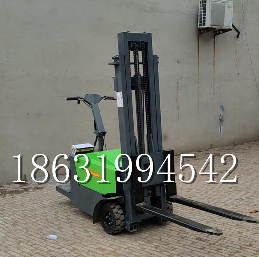 沈丘县优程全电动叉车插腿式堆高车液压装卸车1.5吨升高小型站驾式铲车
